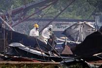 Záchranáři prohledávají trosky továrny po výbuchu
