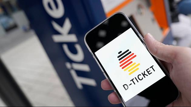 Deutschlandticket vyjde v přepočtu na přibližně 1200 korun a lidé díky němu budou moci jezdit po celém Německu vlaky, autobusy nebo tramvají