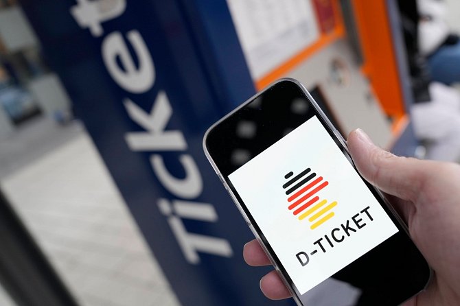 Deutschlandticket vyjde v přepočtu na přibližně 1200 korun a lidé díky němu budou moci jezdit po celém Německu vlaky, autobusy nebo tramvají