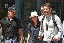 Americká herečka Julianne Mooreová (uprostřed) a její manžel, režisér a scenárista Bart Freundlich (vpravo) dorazili 27. června 2019 do Karlových Varů
