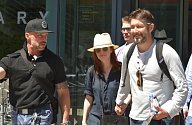 Americká herečka Julianne Mooreová (uprostřed) a její manžel, režisér a scenárista Bart Freundlich (vpravo) dorazili 27. června 2019 do Karlových Varů