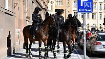 Na koni mají přece jen policisté větší respekt.