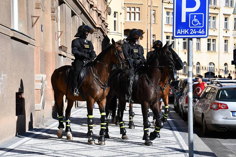Na koni mají přece jen policisté větší respekt.