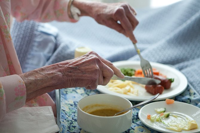Jídlo v domovech důchodců by mělo nejen nasytit, ale i potěšit. Na to se ale v těchto zařízeních většinou nemyslí. Ilustrační foto
