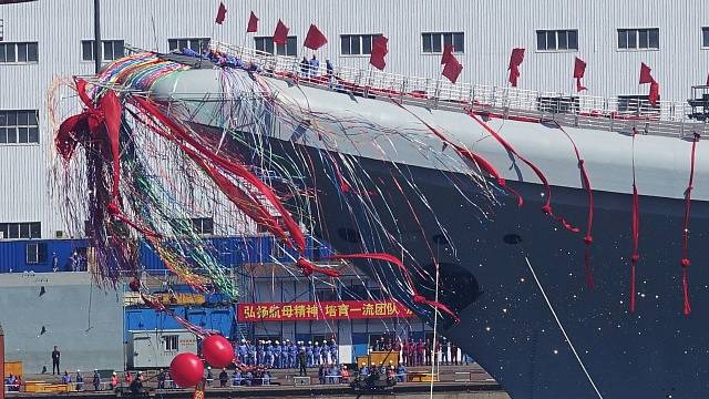 Čínská letadlová loď, spuštěna na vodu v přístavu Ta-lien