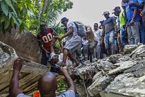 Vyprošťování muže z trosek budovy ve městě Les Cayes zasaženého zemětřesením, 14. srpna 2021