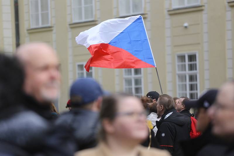 Na nádvoří Pražského hradu přišli inauguraci nového prezidenta sledovat příznivci Petra Pavla