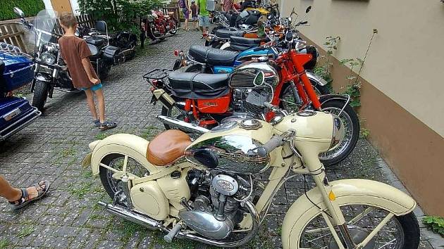 Motocykly z propagační jízdy Národního technického muzea zaparkované před motocyklovým muzeem v Křivoklátu.