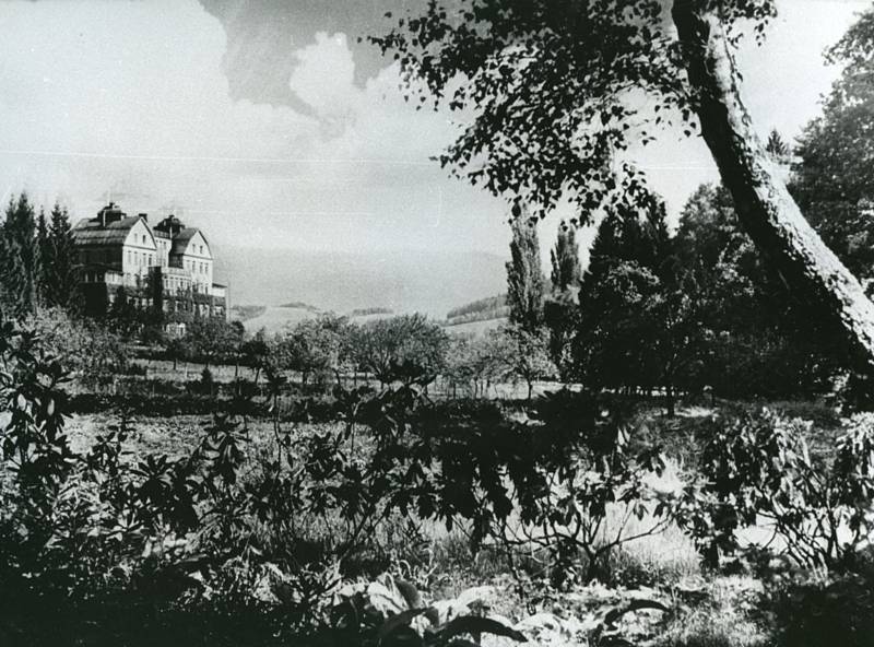 Pohled na lázeňskou budovu Šárka z roku 1913.