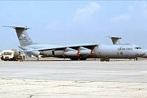 Letoun amerických vojenských sil, který se 13. září 1997 srazil nad Namibií s Tupolevem Tu-154M německého letectva