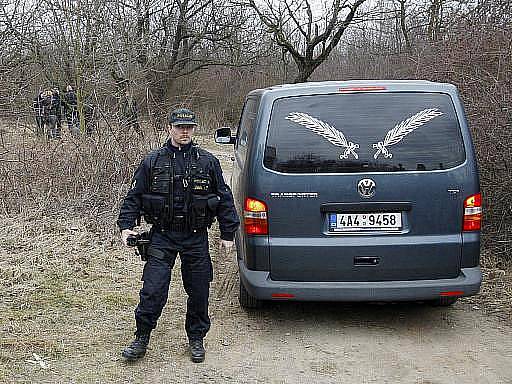 Otakar T., který byl minulý týden obviněn z vraždy a znásilnění devítileté Aničky, zemřel. Příčinou smrti byla zřejmě zranění, která si muž způsobil při pondělním pokusu o sebevraždu.