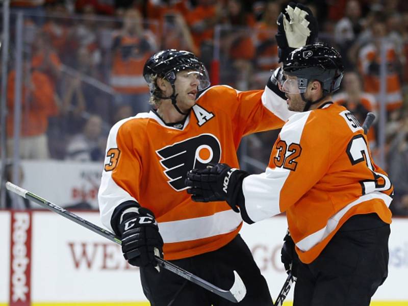 Hokejisté Philadelphie Jakub Voráček (vlevo) a Mark Streit se radují z gólu.