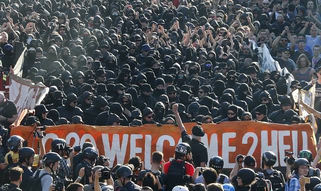 Bitka mezi demonstranty a policisty v předvečer summitu G20 v Hamburku