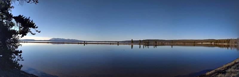 V srdci kaldery národního parku Yellowstone se nachází stejnojmenné jezero. V zimě zamrzá, v létě je ideálním místem k rybolovu