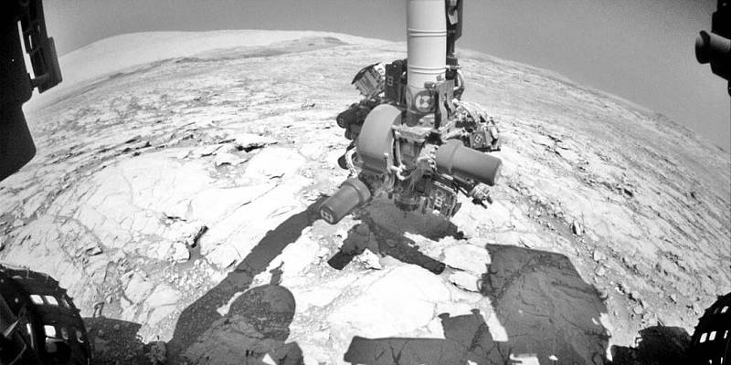 Vozítko Curiosity při sběru vzorek pro další výzkum.