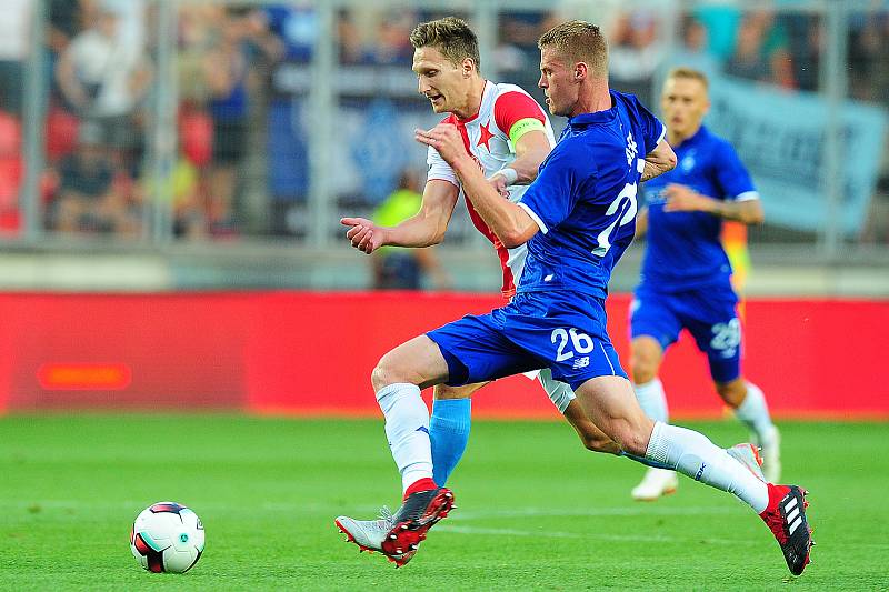 Fotbalové utkání 3. předkola Ligy mistrů mezi celky SK Slavia Praha a FK Dynamo Kyjev 7. srpna v Praze. Mykyta Burda vs. Milan Škoda.