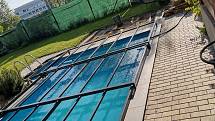 Bazén ze ztraceného bednění o rozměrech 5,5 metru délky a 3,4 metru šířky před třemi lety postavil Martin Moravec úplně sám