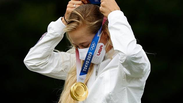 Golfistka Nelly Kordová se zlatou olympijskou medailí.