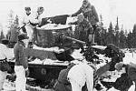 Finští vojáci prohlížejí ukořistěný sovětský tank
