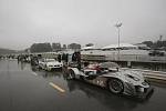 Petit Le Mans na okruhu Road Atlanta: odstavené vozy Audi R15 (vpředu) a BMW M3 po předčasném ukončení závodu.