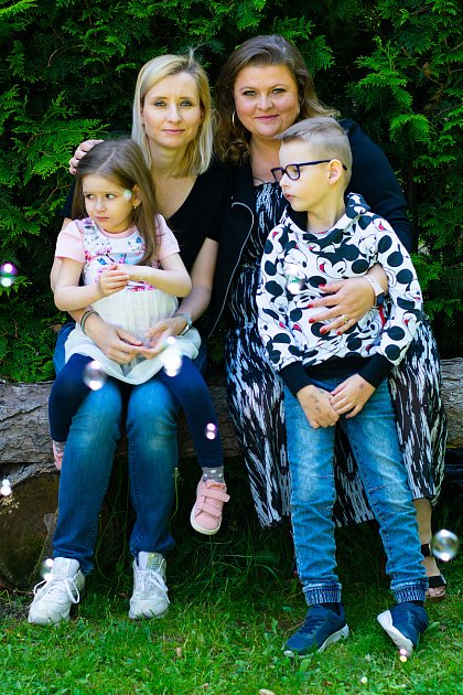Lucie s Elenkou (vlevo) a s kamarádkou Marcelou, jejíž syn Jakub má také syndrom Dravetové.