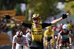 Belgický cyklista Wout Van Aert se raduje ze svého vítězství v 10. etapě Tour de France