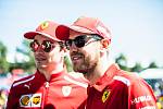 Piloti formule 1 z týmu Ferrari. Vztahy mezi Sebastianem Vettelem (vpravo) a Charlesem Leclercem dnes mají k harmonii daleko.