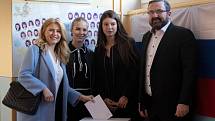 Zuzana Čaputová dorazila k volbám s partnerem a dvěma dcerami