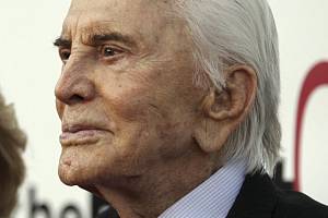 Ve věku 103 let zemřel Kirk Douglas