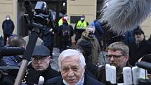Exprezident Václav Klaus se v rámci oslav 17. listopadu ukázal na veřejnosti s rouškou na bradě. Dostal pokutu 3000 korun.