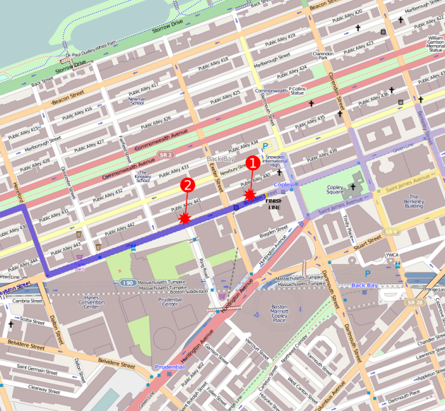 Mapa bombového útoku na Bostonský maraton v roce 2013. Trasa maratonu je zobrazena tmavě modře, cílová čára žlutě a prostor určený pouze pro běžce světle modře. Prostor pro rodinná setkání je ve světle žluté barvě
