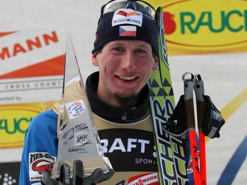 Lukáš Bauer s trofejí vítěze Tour de Ski.