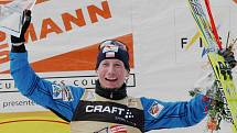 Lukáš Bauer s trofejí vítěze Tour de Ski.