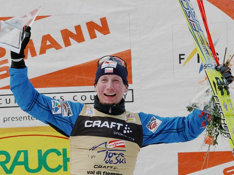 Lukáš Bauer s trofejí vítěze Tour de Ski.