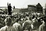 Pryč s režimem. Demonstrace proti komunistickému režimu začaly v krajském městě, tehdejším Gottwaldově, už 21. listopadu 1989. Nejdříve se začaly na náměstí scházet desítky lidí, později stovky až tisíce.