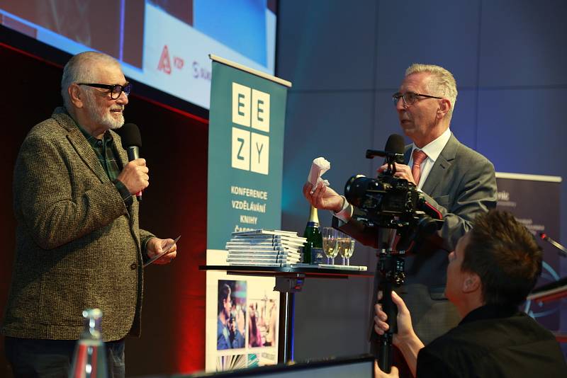 Na nedávnou jednodenní konferenci Kardiologické dny Petra Niederleho přišel jako host i Jiří Bartoška, který je pacientem prof. Neužila, aby pokřtil novou odbornou knihu Praktický průvodce moderní kardiologií.