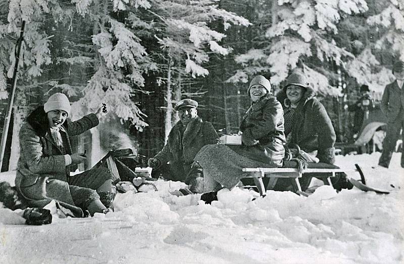 Sáňkování za kruté zimy roku 1929. Zleva: Vl. Doležalová,nyní Mrs. Schmidt, Tomáš Baťa, Marie Leopoldová Baťová, Marie Tomášová Baťová. 