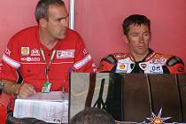 Troy Bayliss (vpravo) v diskusi s šéfém továrního týmu Ducati.