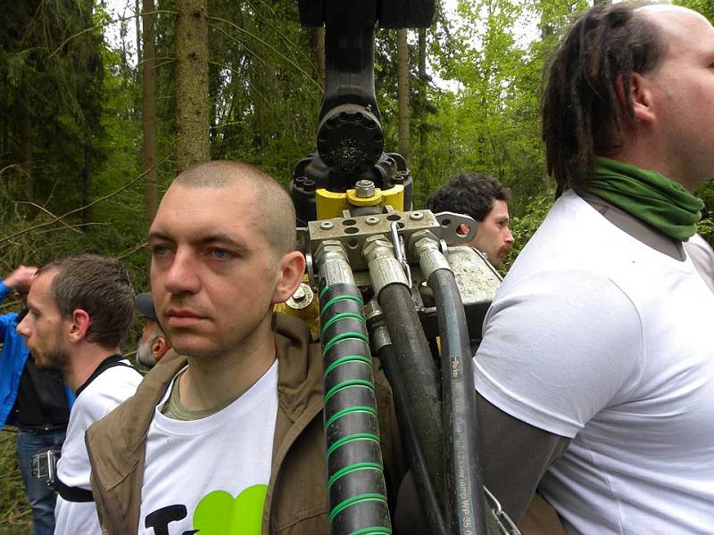 Proti kácení posledního zbytku původního evropského pralesa protestovaly stovky aktivistů