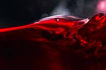 Červené víno teklo proudem ulicemi městečka v Portugalsku. Ilustrační foto
