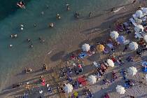 Lidé na pláži v chorvatském Dubrovníku. Ilustrační snímek