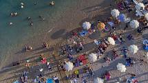 Lidé na pláži v chorvatském Dubrovníku. Ilustrační snímek