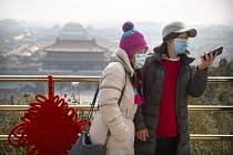 Lidé v rouškách v Pekingu
