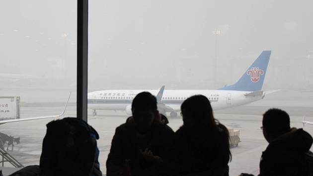 Letiště v Pekingu muselo kvůli smogu zrušit přes 500 letů - Deník.cz