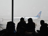 Hustý smog dnes snížil viditelnost v Pekingu tak, že mezinárodní letiště v čínské metropoli muselo zrušit či odložit stovky letů. 