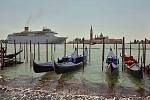 Benátky dlouhé roky trápily obří výletní lodě. Narušovaly panorama města, ničily ekosystémy v Benátské laguně a navíc byly jedním z hlavních zdrojů přílivu jednodenních turistů. Vjezd lodím nad 180 metrů délky do Benátské laguny byl proto zakázán.