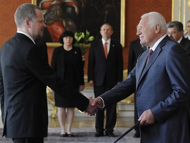 Prezident Václav Klaus jmenoval 2. května na Pražském hradě Petra Fialu (vlevo) do funkce ministra školství.