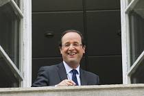 První kolo prezidentských voleb ve Francii vyhrál socialistický kandidát François Hollande, a to s 28,56 procenta hlasů.