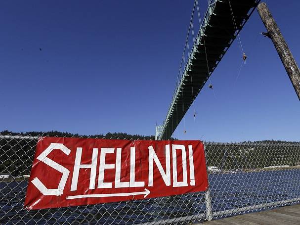 Aktivisté zavěšení na mostě v Portlandu.