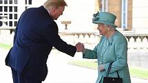 Donald Trump potřásl britské královně Alžbětě rukou